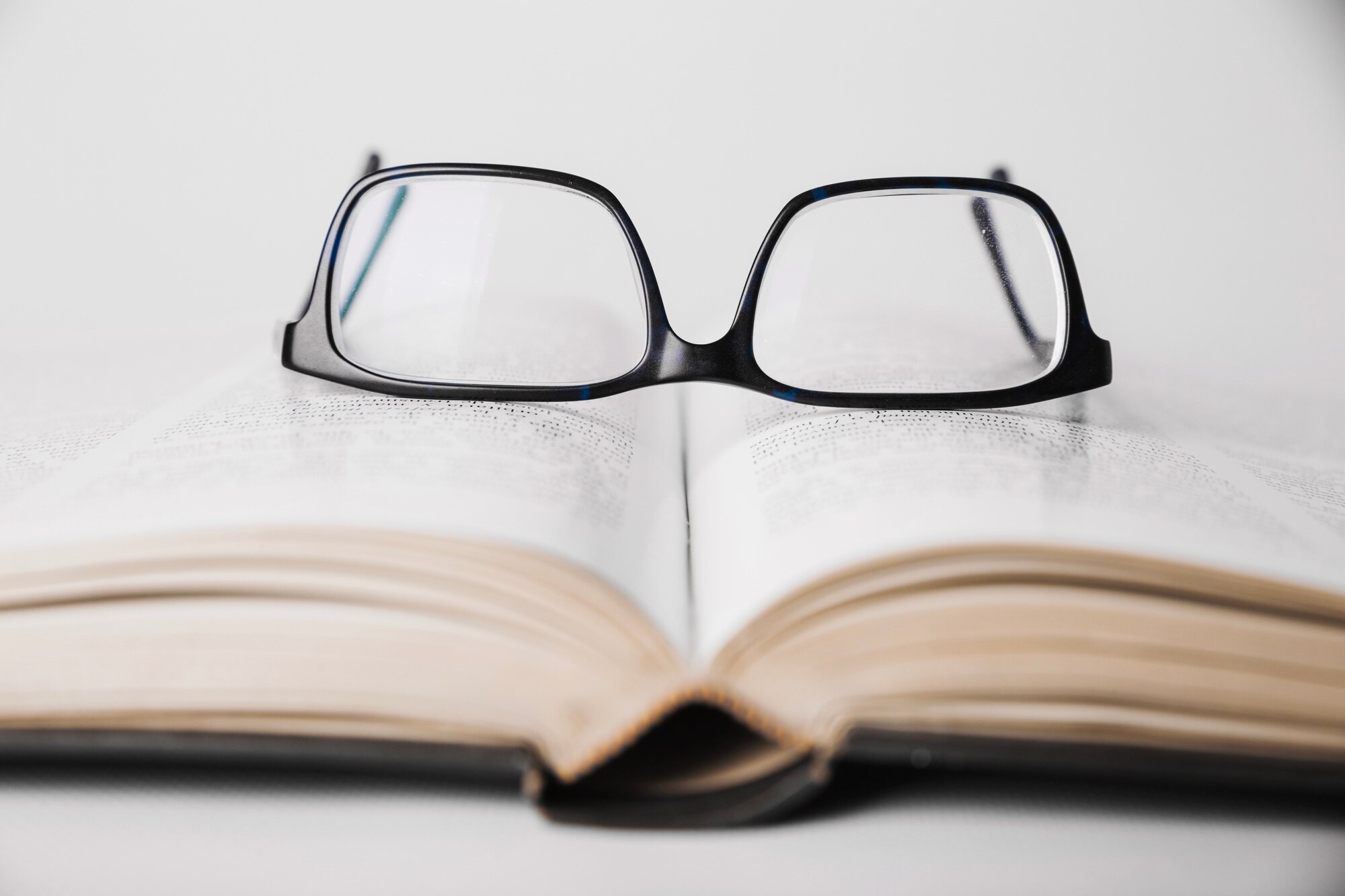 Gafas y libro